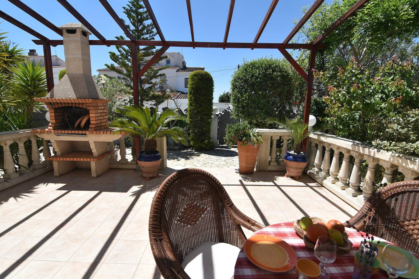 Encantadora casa vacacional con jardín exuberante y terraza amplia, a 1500 metros de la playa de Santa Margarida en Roses. in Santa Margarida, Roses