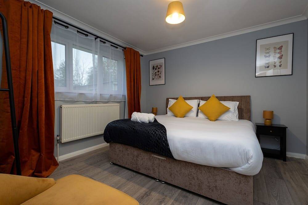 Cozy 2 bedroom with parking in Woking, Surrey