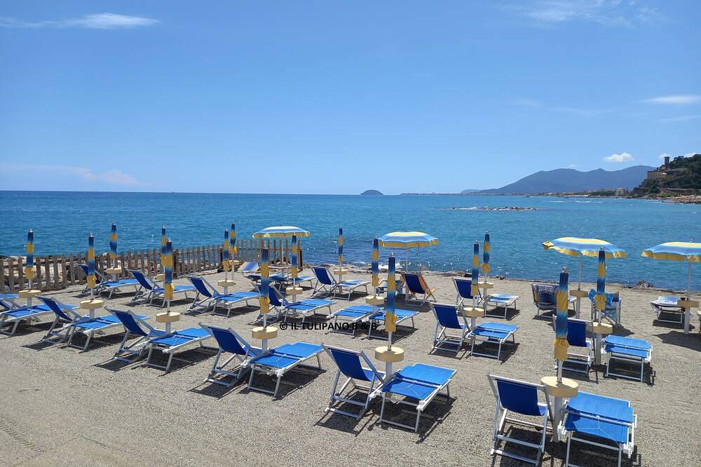 Apartment in a historic building 80 mtr from the beach. Wifi and Airco.  in Borghetto Santo Spirito, Riviera di Ponente