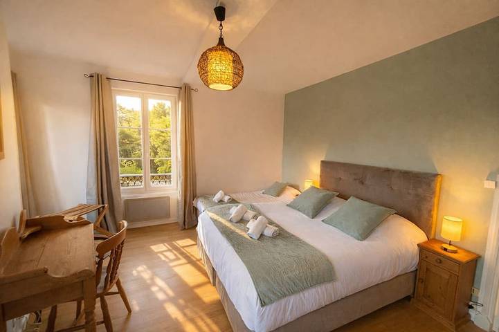Location de vacances pour 8 personnes, avec terrasse et jardin à Saint-Fargeau