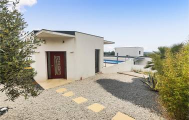 Location de vacances pour 8 personnes, avec jardin ainsi que terrasse et piscine à Portiragnes