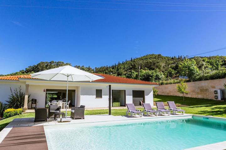 Location de vacances pour 11 personnes, avec bassin pour enfant et jardin ainsi que vue et piscine dans Cabeceiras de Basto - 2