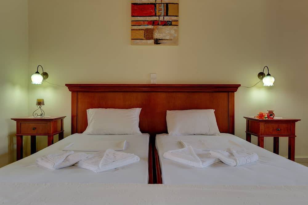 Small village house, shared pool and views of the countryside and sea in Douliana, Vamos