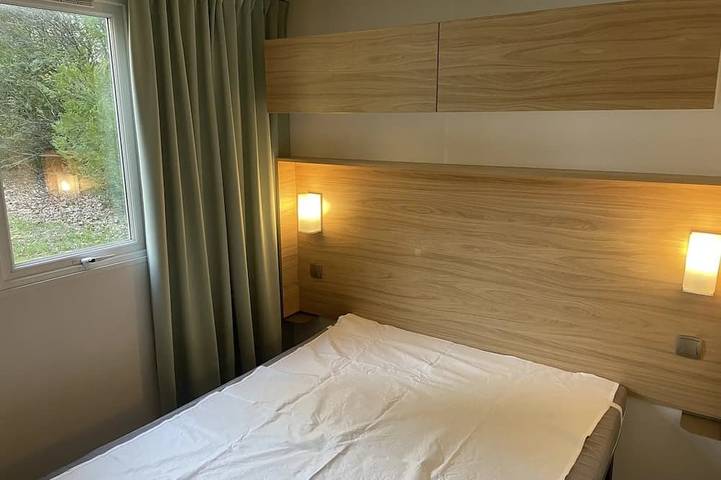 ZEcamping 4* familial piscine chauffée pet friendly mobil-home 24m2 in Sainte-Nathalène, Périgord Noir