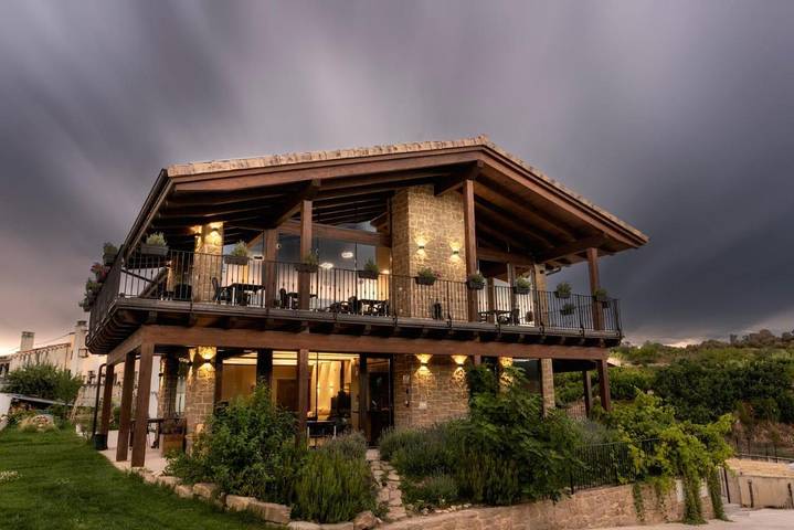 Casa rural para 2 personas, con Terraza además de Jardín y Vistas en Tierra Estella