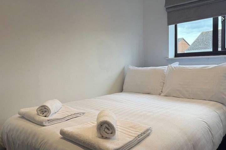 Modern 2-Bed House | Free Parking | Near M5 & City in Worcester, Worcestershire