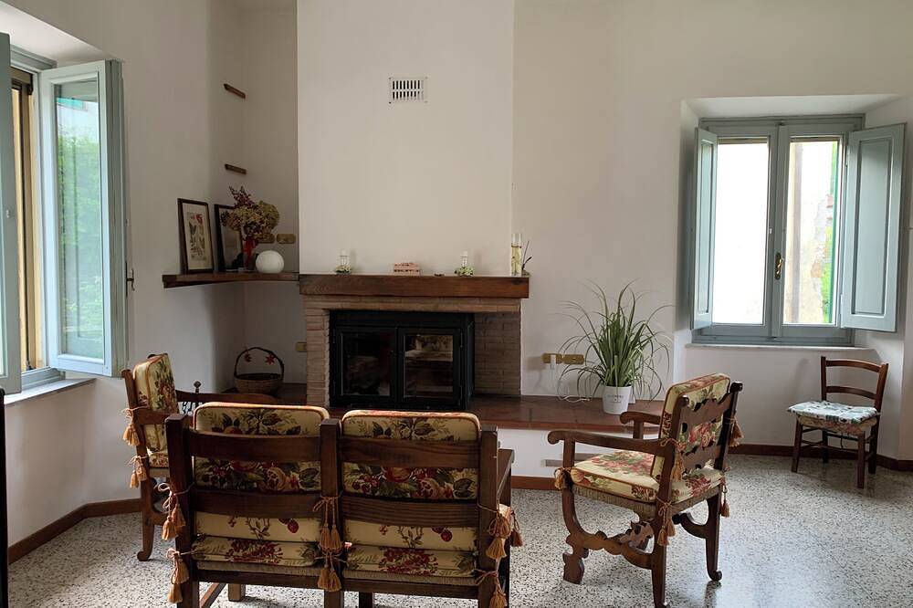 Birillina al Poggio bright house with fireplace, pets allowed.  in Camporgiano, Garfagnana