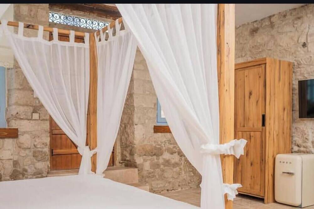 Terrific 9-bedroom hotel with Ac in vibrant İzmir Location point in the alacati in Alacati, Türkische Ägäis