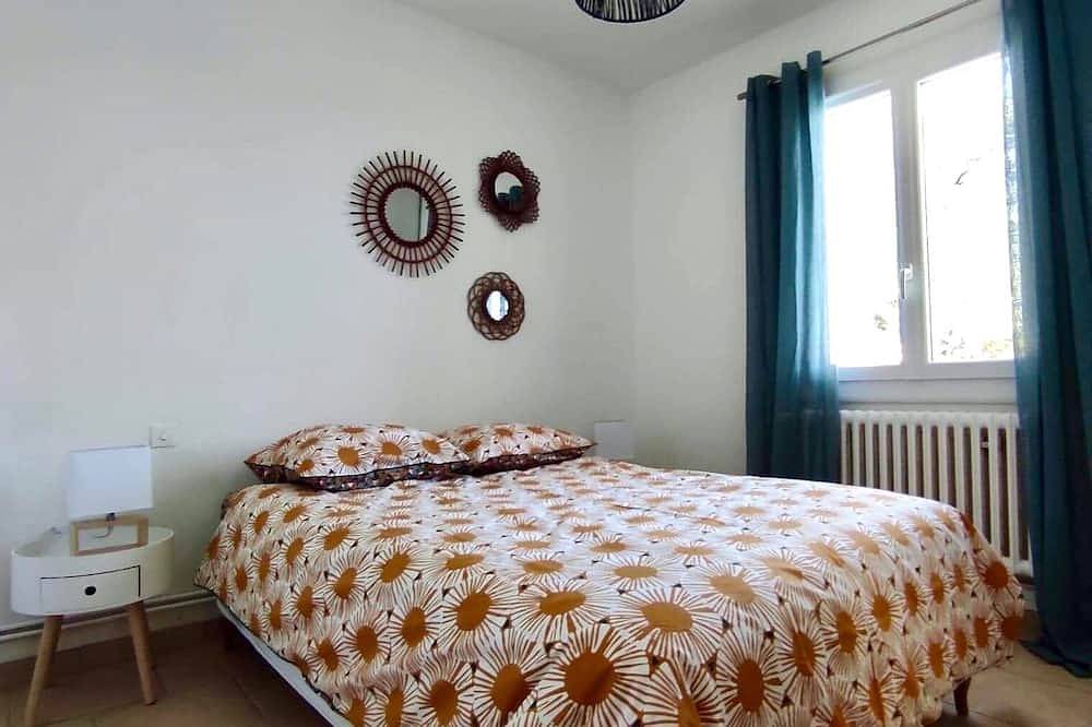 Pretty villa near Avignon and the Pont du Gard with a view of the village of Tavel in Tavel, Region de Nimes
