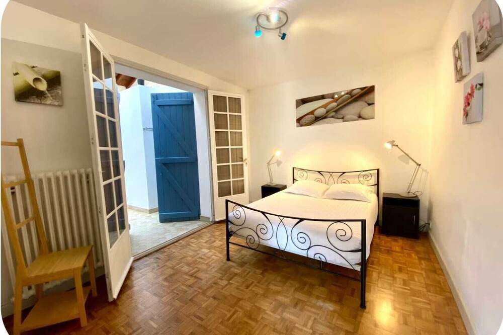 In the village, house, garden, parking, walking distance to the beach in Guéthary, Region de Bayona