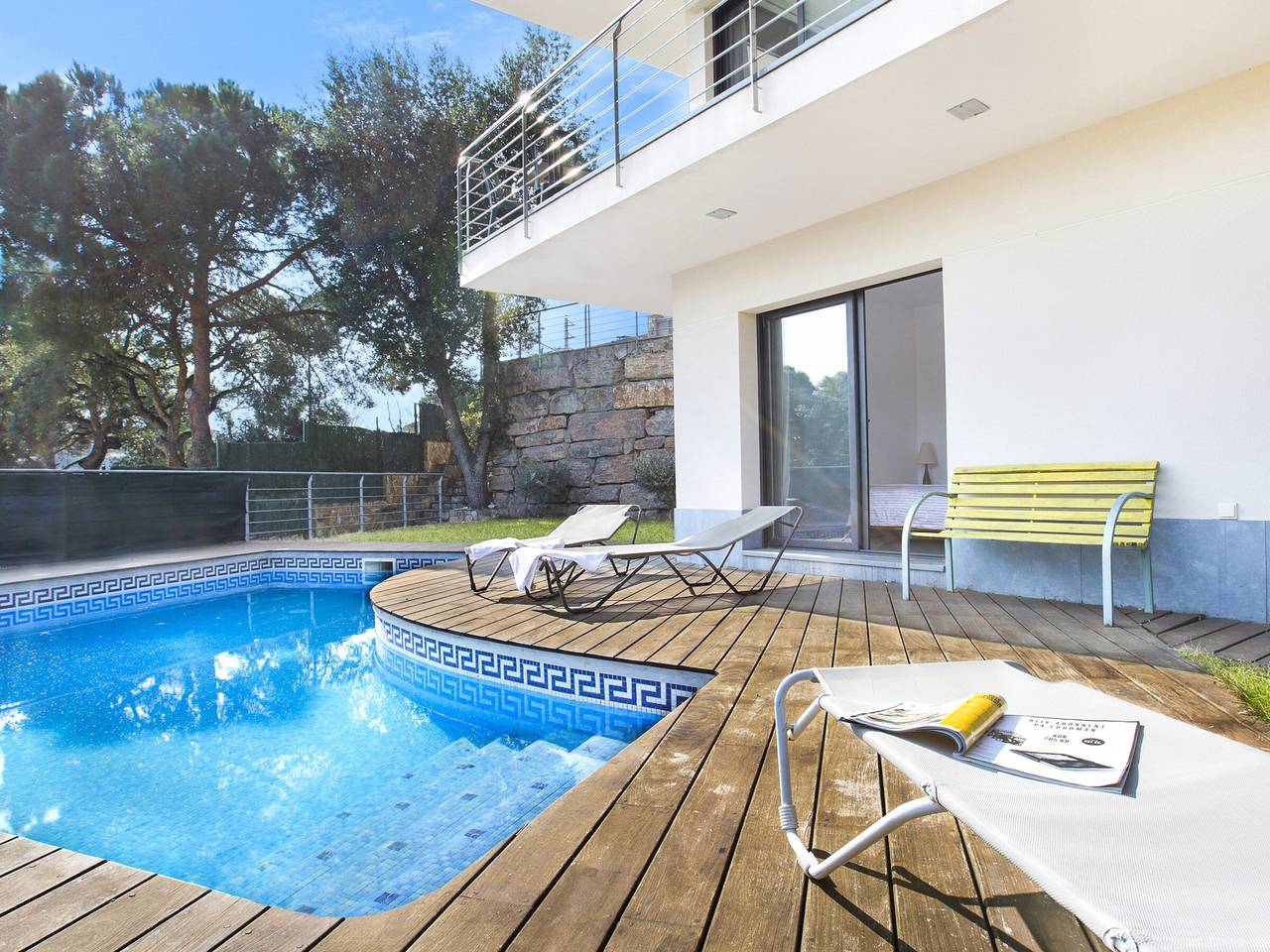 Modernes Haus mit privatem Pool und Bergblick, nahe Strand Costa Brava, Haustiere erlaubt in Font de Sant Llorenç, Lloret de Mar
