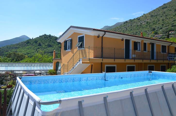 Appartement entier, Appartement 'Carrubo' avec vue mer, Wi-Fi et climatisation in Ceriale, Riviera di Ponente