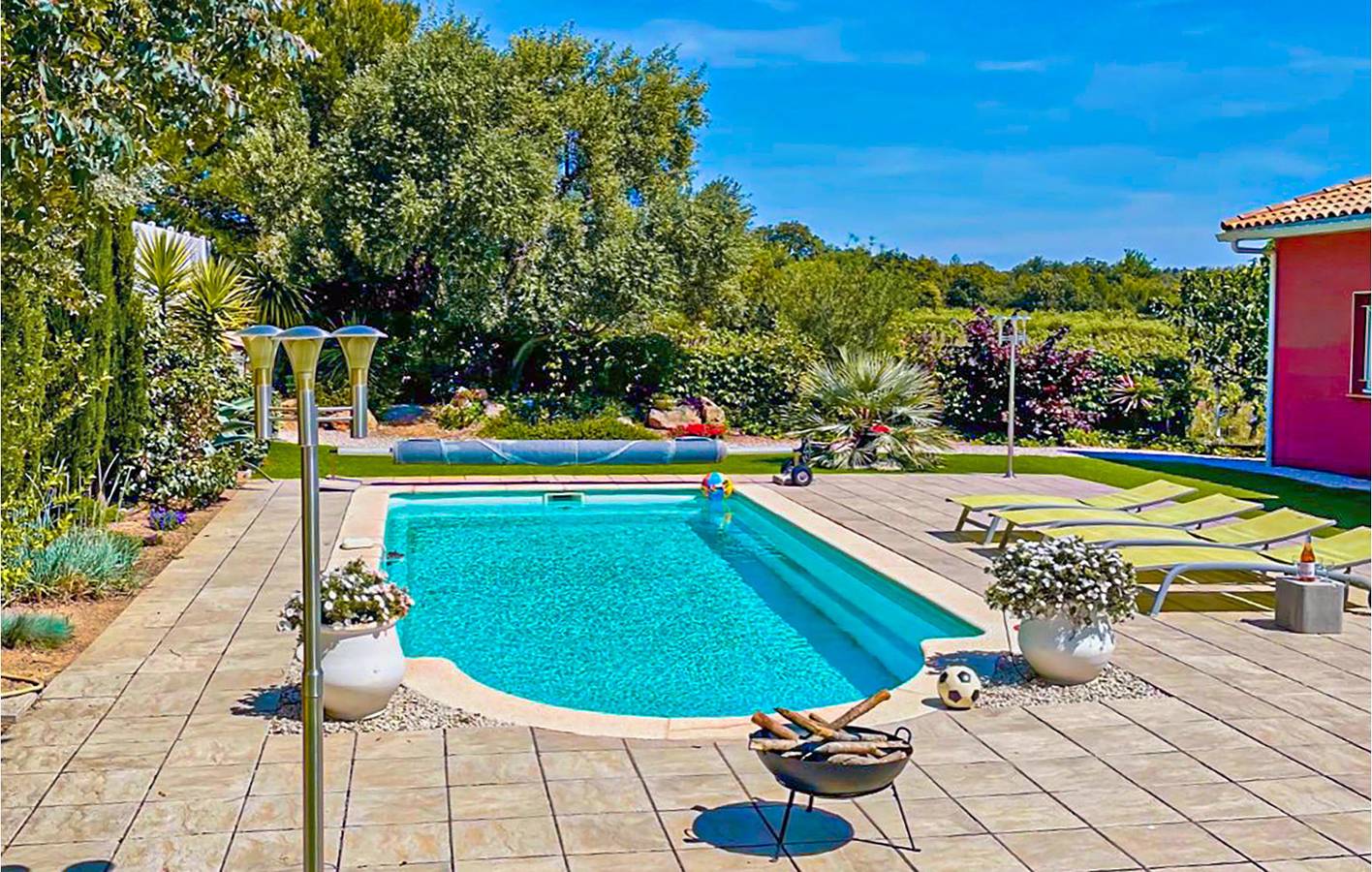 Creissan Garden Apt avec piscine et parking in Creissan, Région de Béziers