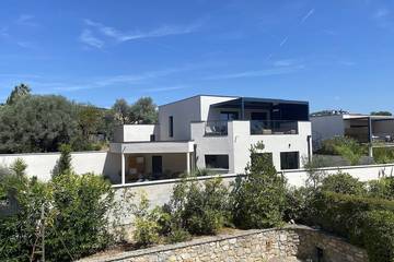 Location de vacances pour 8 personnes, avec terrasse et jardin dans Plage Du Capelan Bandol