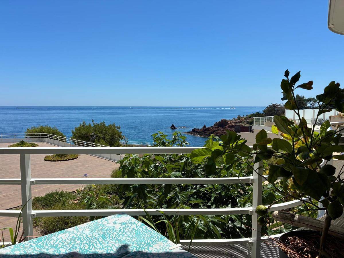 Appartement entier, Studio calme vue mer pieds dans l'eau in Le Trayas, Saint-Raphaël
