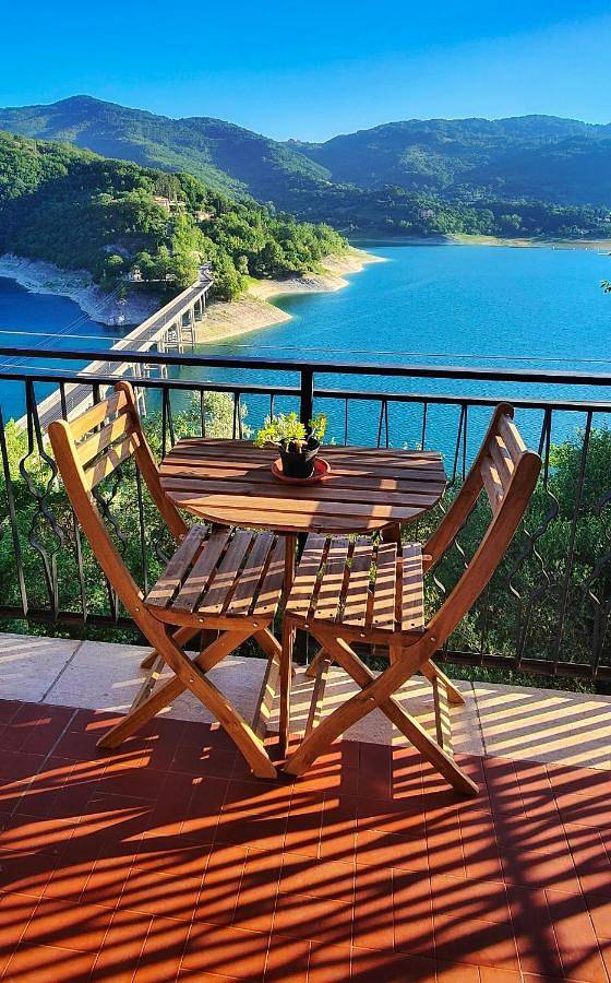 Location de vacances pour 4 personnes, avec vue sur le lac ainsi que terrasse et vue, animaux acceptés à Castel di Tora - 4