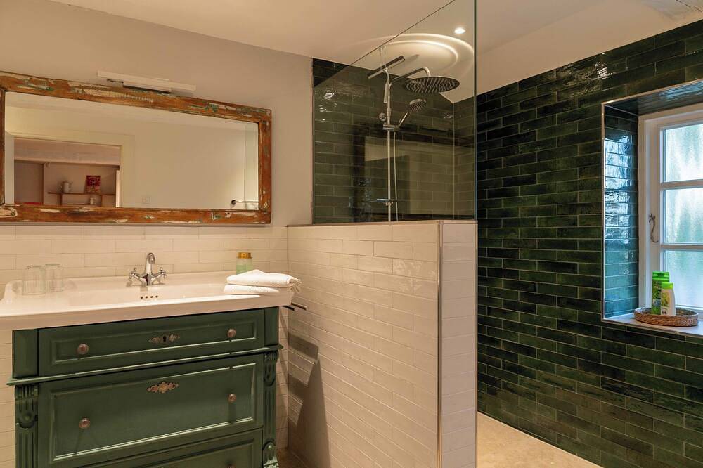 Ganze Wohnung, Ruhige Ferienwohnung in restauriertem alten Bauernhaus mit Terasse & Kamin. in Hattstedt, Nordfriesland