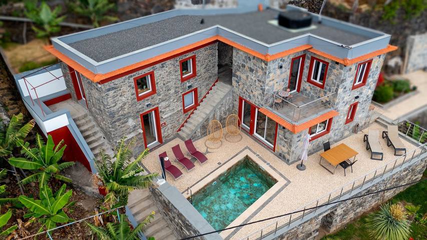 Casa de férias para 2 pessoas, com terraço e piscina e ainda vista para o mar and jardim em Madeira