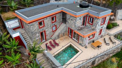 Location de vacances pour 2 personnes, avec terrasse et vue sur l’océan ainsi que piscine et jardin dans Arco da Calheta