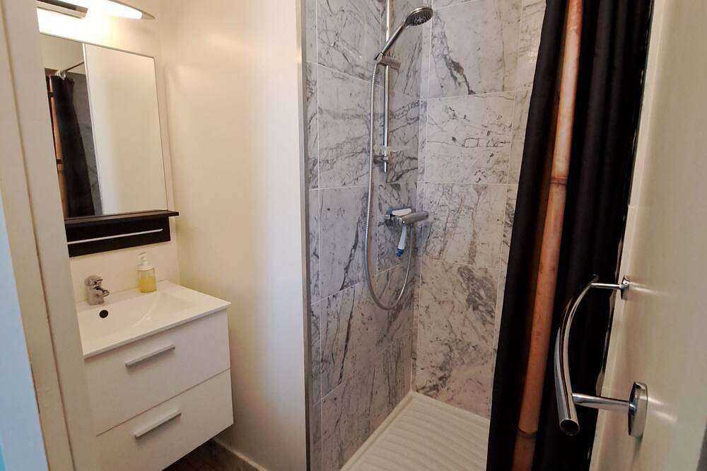 Appartement entier, Grand studio confortable à 350 m de la plage et des commerces avec cour privée in Saint-Aubin-sur-Mer (Calvados), Région de Caen