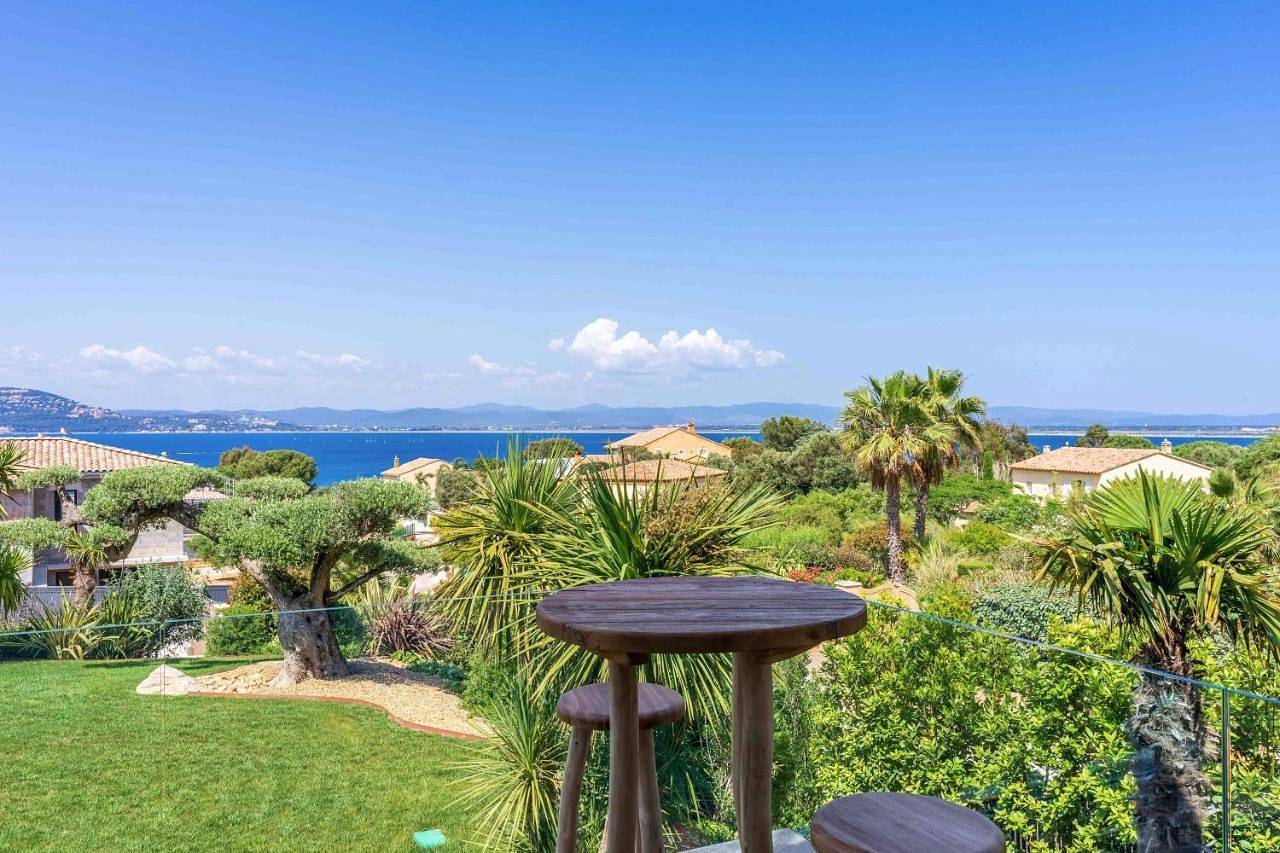 Villa Palma Giens - Vue Mer Panoramique -Piscine Chauffée Mai à Septembre- 4 chambres -Garage in La Madrague, Hyeres