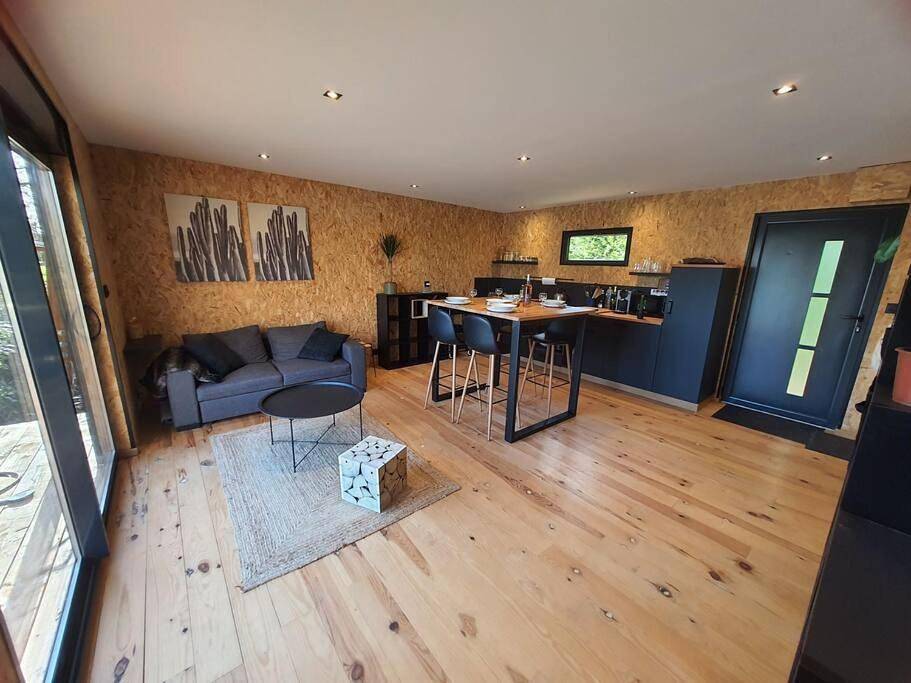 Appartement entier, Chalet les pieds dans l'eau la campagne à la ville in Saint-Doulchard, Région de Bourges