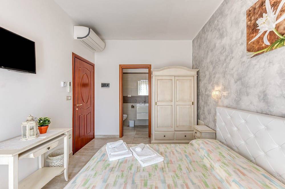 Bed and Breakfast 'Tallyho  Giglio' with Shared Terrace, Wi-Fi and Air Conditioning in Salve, Gulf of Taranto