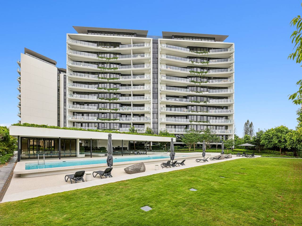 Entire apartment, Glorious Ocean Views, 2-Bed, Pool & Amenities in Queensland