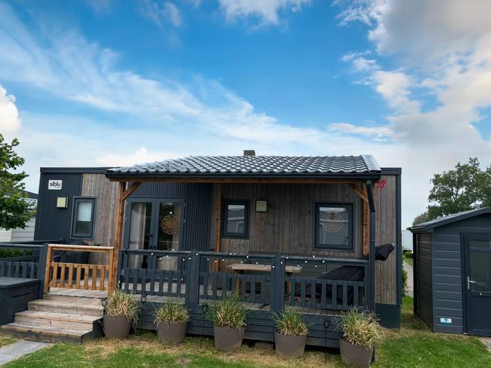 Chalet voor 6 personen, with terras and zwembad as well as tuin in Oostkapelle