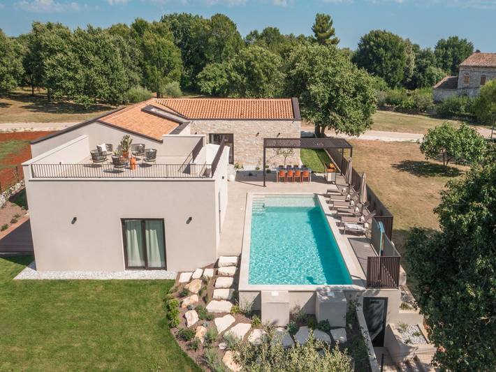 Vakantiehuis voor 8 personen, with tuin and zwembad as well as terras in Novigrad