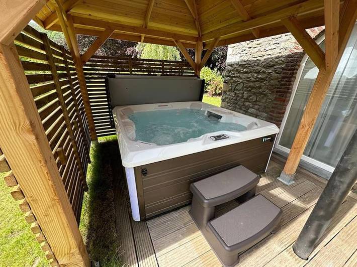 Gîte pour 4 personnes, avec terrasse et jacuzzi ainsi que jardin et sauna dans Fraipont
