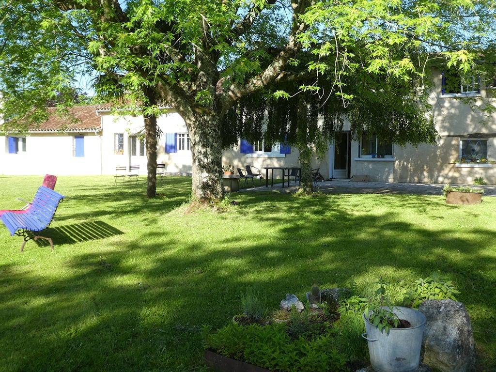 Les Chambres du Ladoux - Chambre Verte et Bleue familiale in Sencenac-Puy-de-Fourches, Périgord Blanc