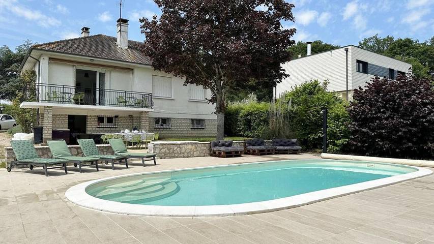 Location de vacances pour 10 personnes, avec terrasse ainsi que piscine et jardin à Cloyes-sur-le-Loir
