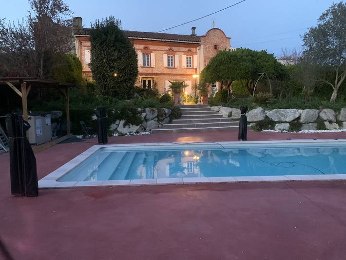 Gîte pour 12 personnes, avec jardin ainsi que terrasse et piscine