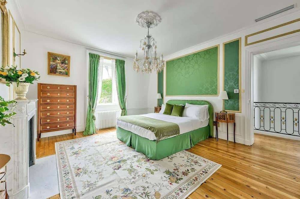 Parisian Villa: City Views, 5 Bedrooms & Family-Friendly in Paris, Ile de France