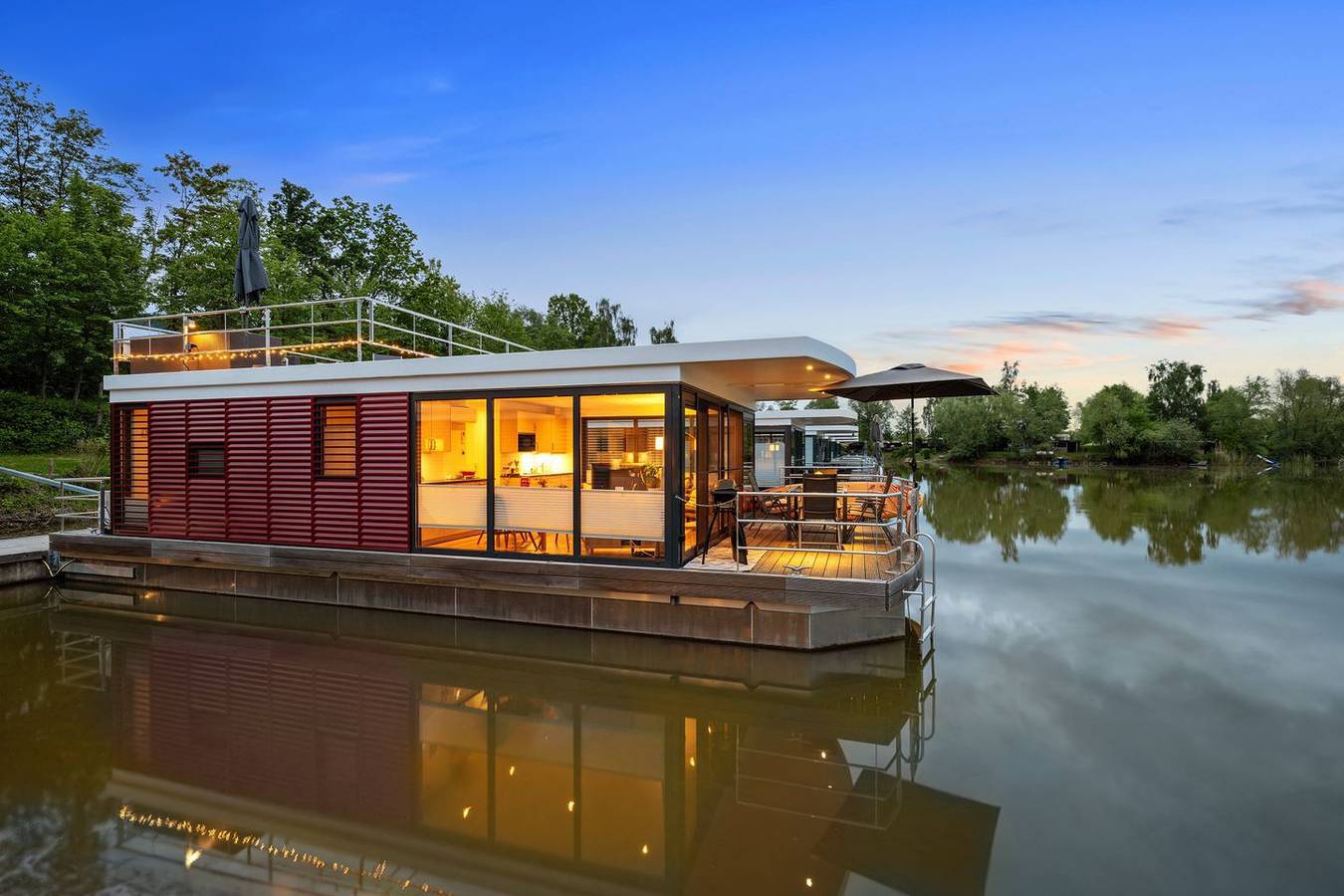 Floatinghouse Scarlett: Seeblick, Terrasse & Natur pur in Höxter, Kreis Höxter