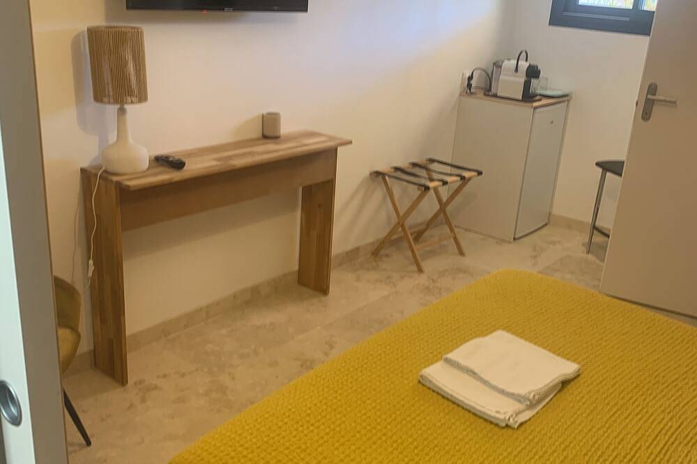 Room \"Abricot in Uzès, Nimes region