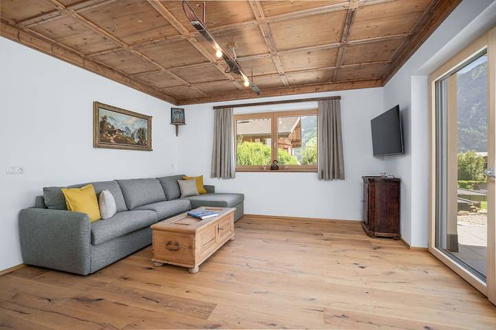 Ganze Wohnung, 'Lottis Dahuam' Zentral gelegene Ferienwohnung in Fügen, mit Garten & Sauna in Tuxer Alpen, Fügen