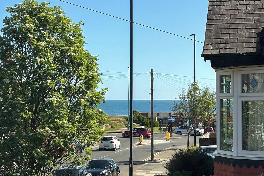 Bella's Beach House - less than 100m from the seafront in Whitley Bay! in Whitley Bay, North Tyneside