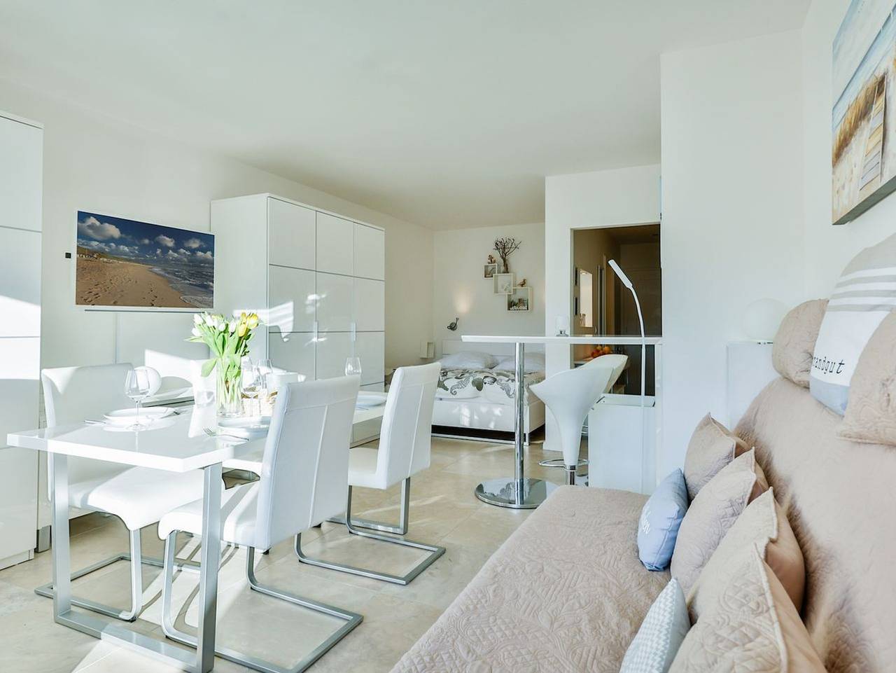 Ganze Ferienwohnung, Haus Delphin - Modernes 1-Raum-Appartement in absolut strandnaher Lage mit Westbalkon. in Hörnum, Sylt