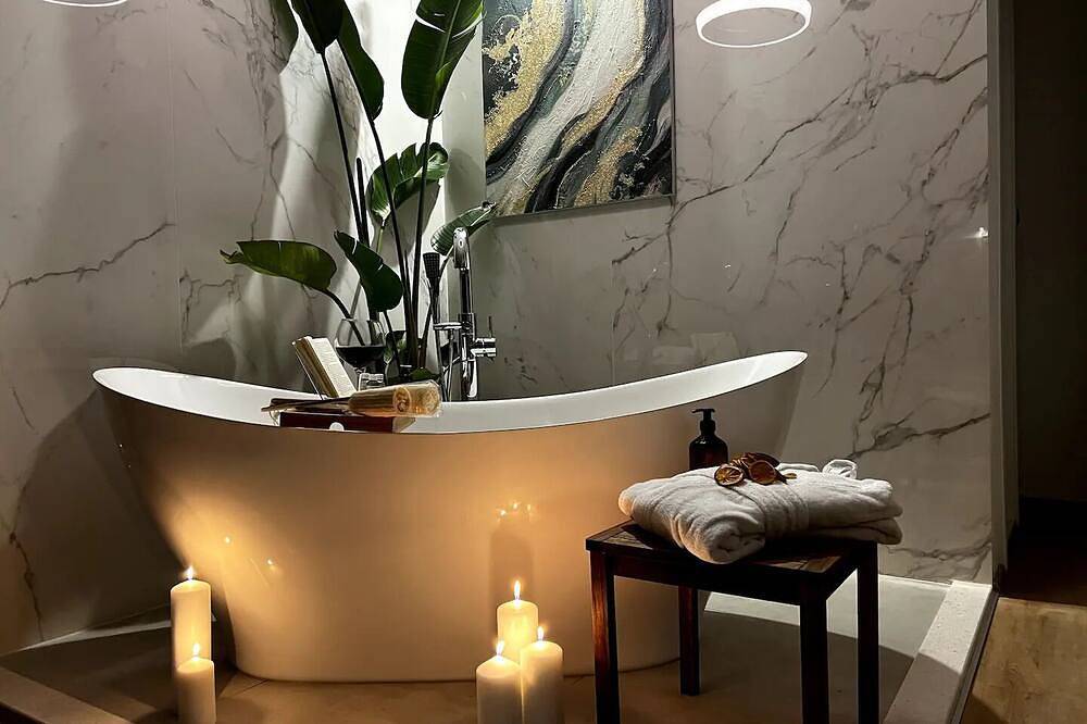 Superb Bnb with private Jacuzzi & Bathtub + Breakfast Included in Hvar City, Hvar