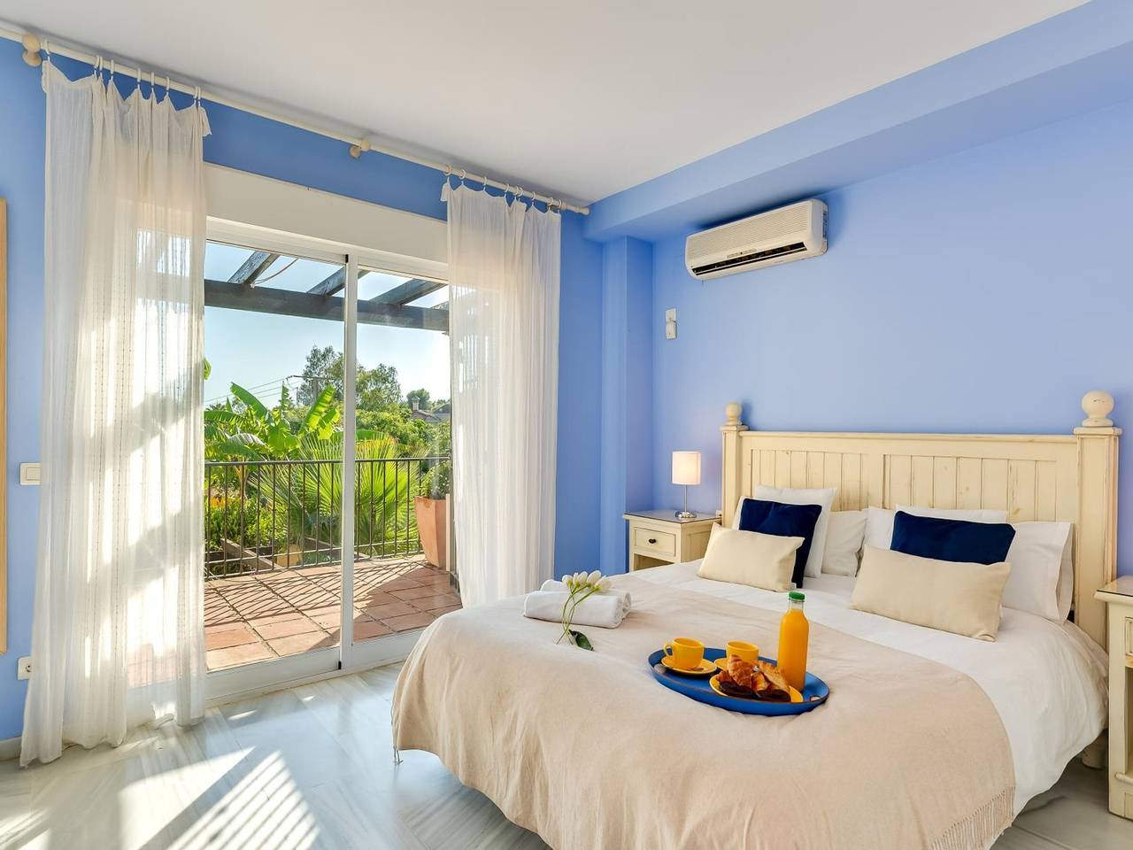 Luxuriöses Strandhaus mit privatem Garten, Bbq & Zugang zu 5 Pools! in Marbella West, Marbella