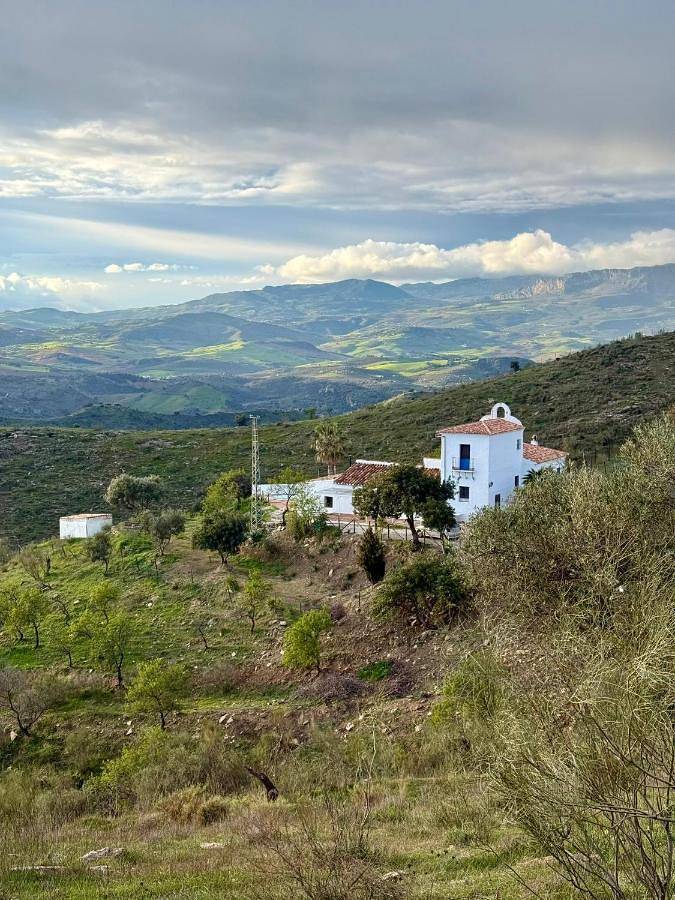 Casa rural para 8 personas, con piscina además de jardín y vistas en Almogía