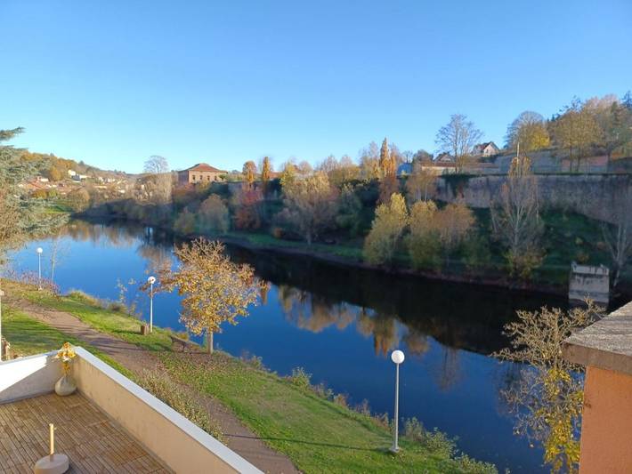 Gîte pour 6 personnes, avec vue sur le lac ainsi que balcon et vue à Aubin