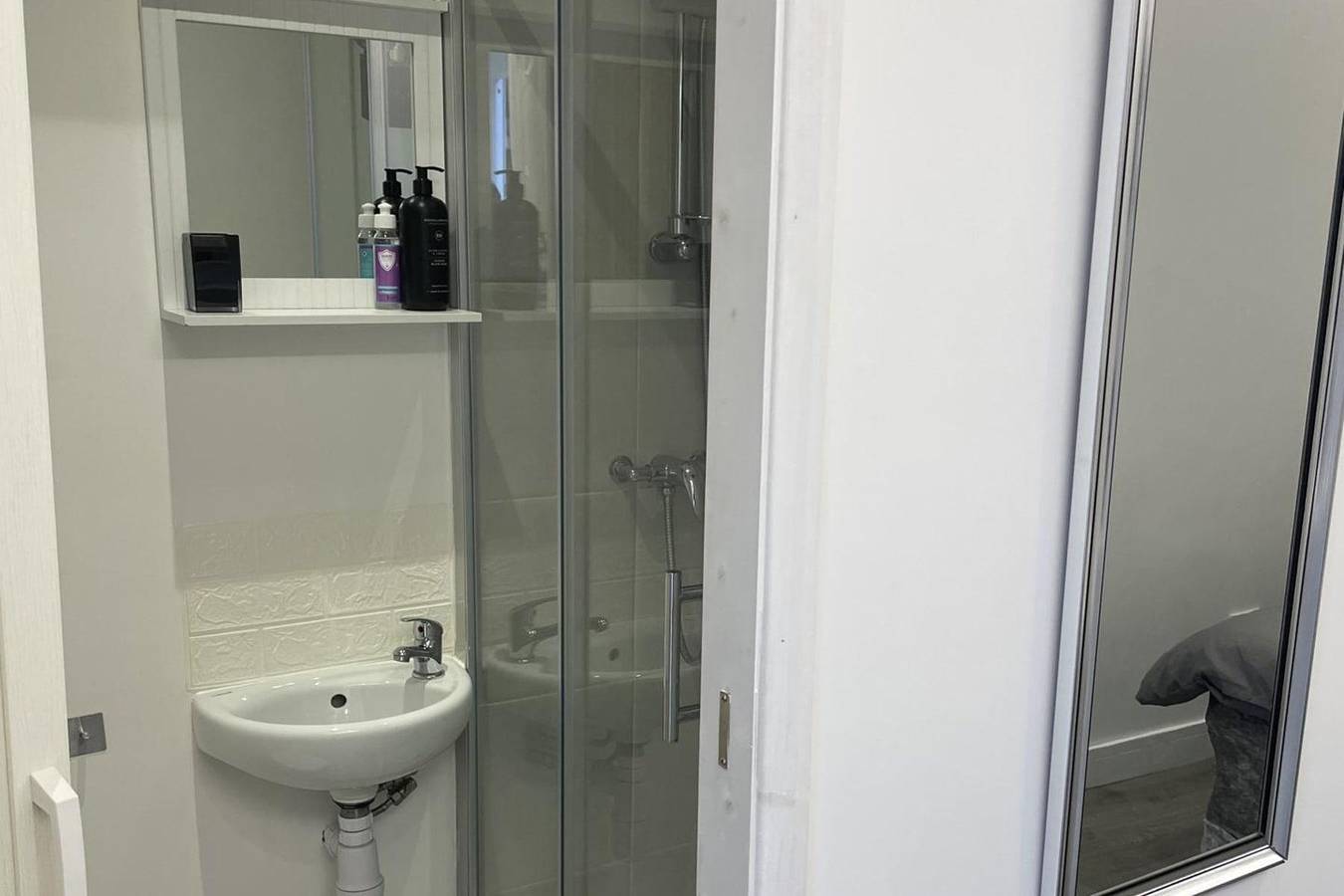 Entire studio, 1 Bed Studio - Sleeps 2 - Smoking - Parking - Wifi in Hillingdon, London