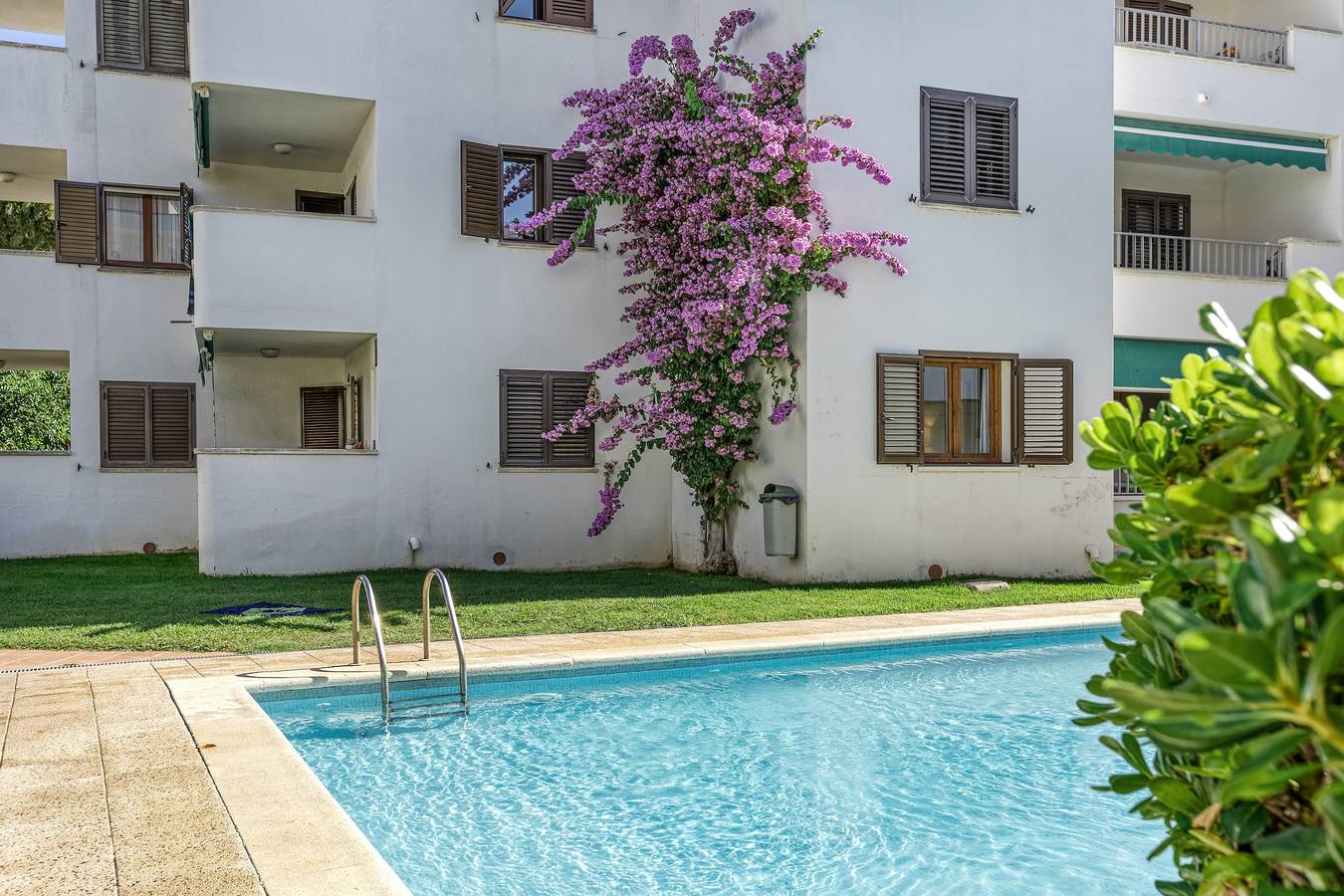 Apartamento entero, Apartamento 'Fondo' con vistas a la montaña, piscina compartida y aire acondicionado in Platja de Montgó (Torroella de Montgrí), La Escala