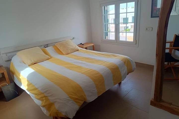 Fabulosa casa adosada de 170m2 en el centro de Fornells con piscina y jardín. in Fornells, Es Mercadal