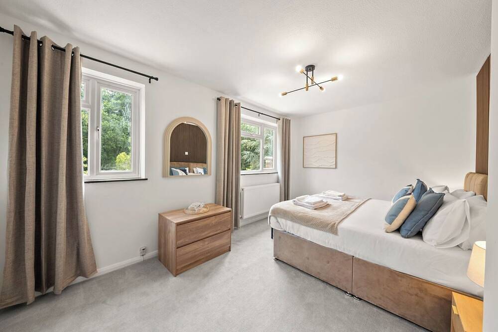 Stylish home I sleeps 8 I free parking in Thorpe Park, Surrey