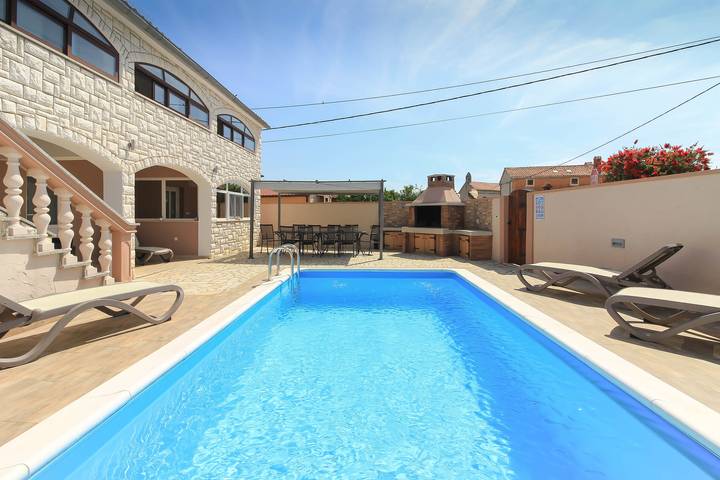Ferienhaus für 12 Personen, mit Pool und Garten sowie Terrasse, mit Haustier in Sisan