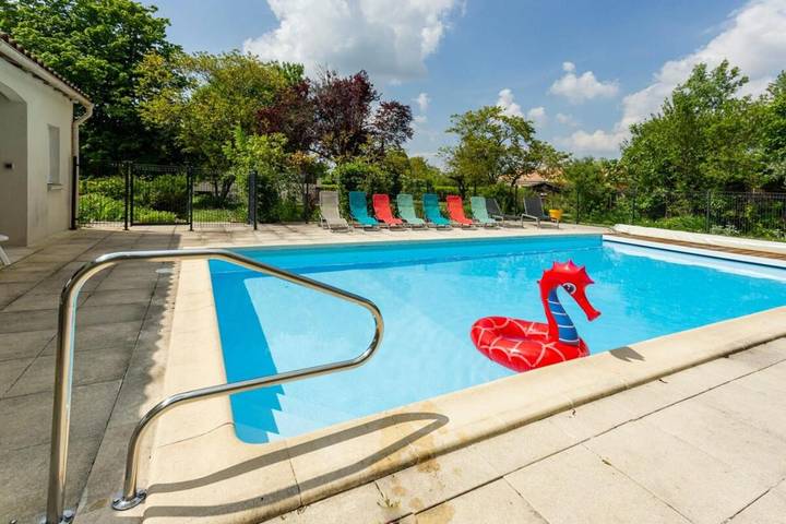 Location de vacances pour 15 personnes, avec Balcon et Terrasse ainsi que Jardin et Piscine à Haimps